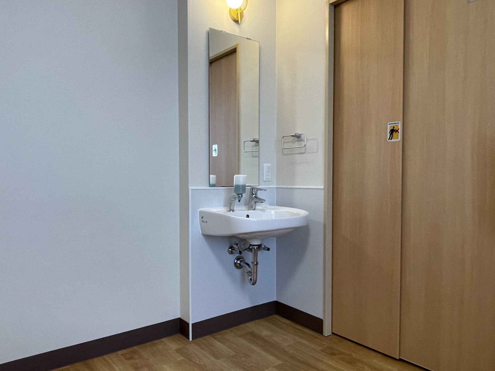 洗面台と木製ドア