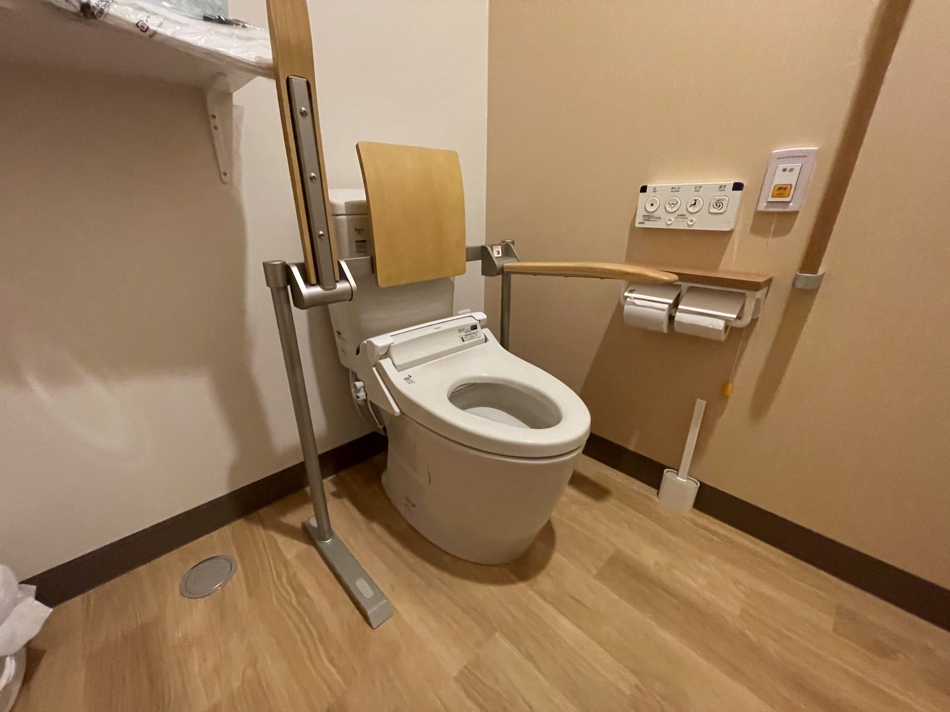 手すり付きのトイレ