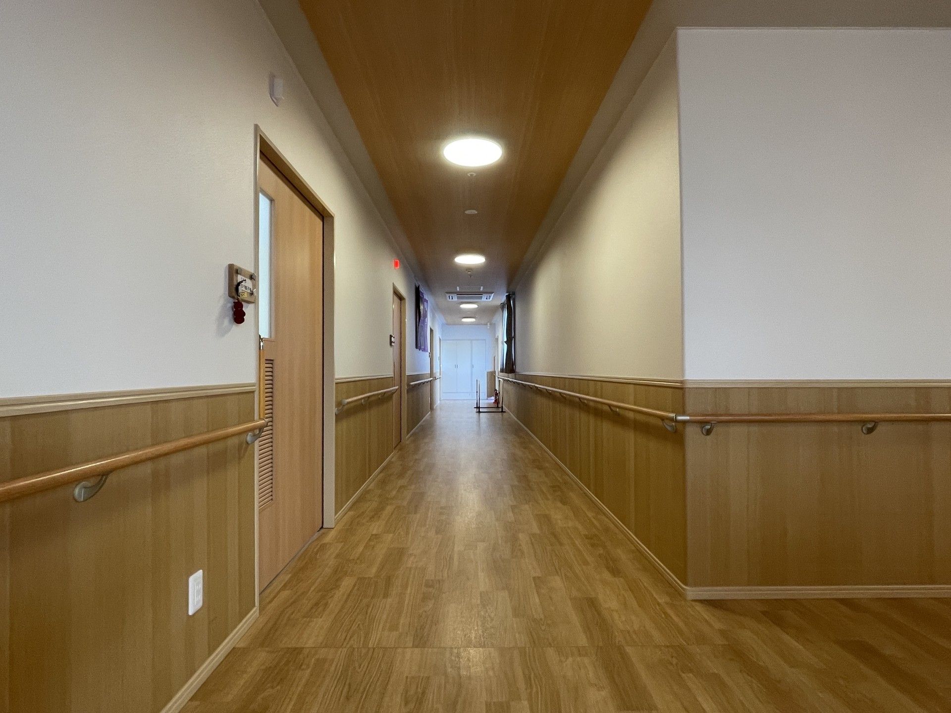 手すり付きの長い廊下