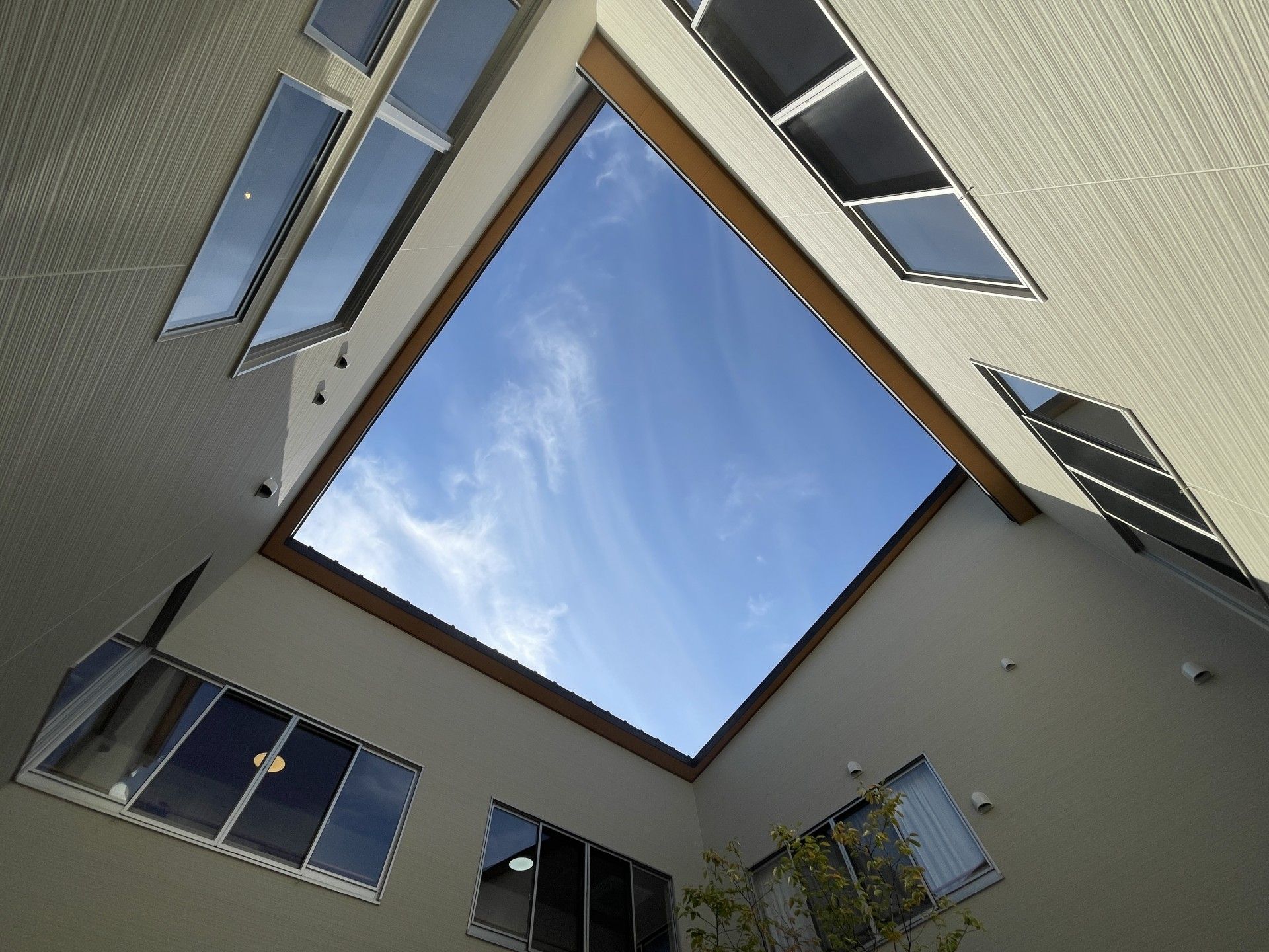 開放的な中庭の空