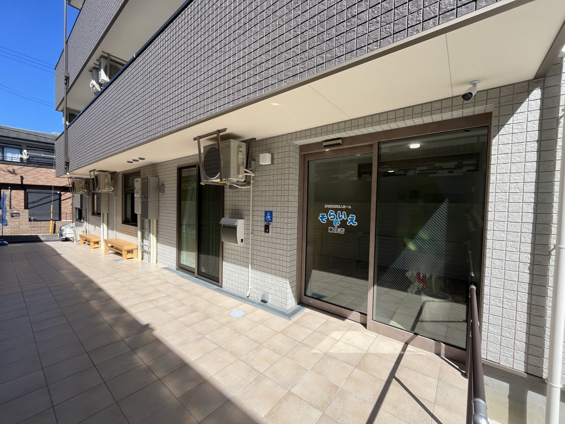 日差しの中の明るい玄関