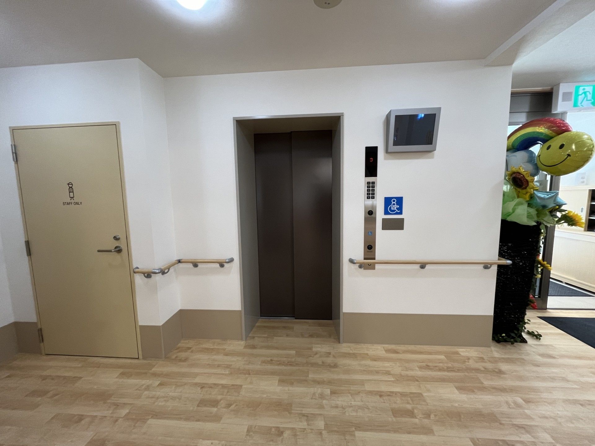 バリアフリー設計のエレベーター