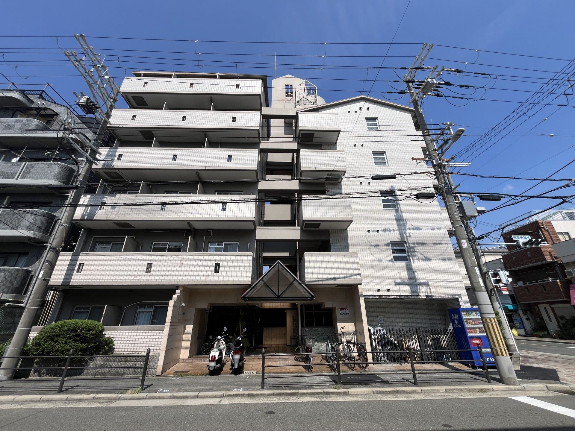 多階層の建物の正面