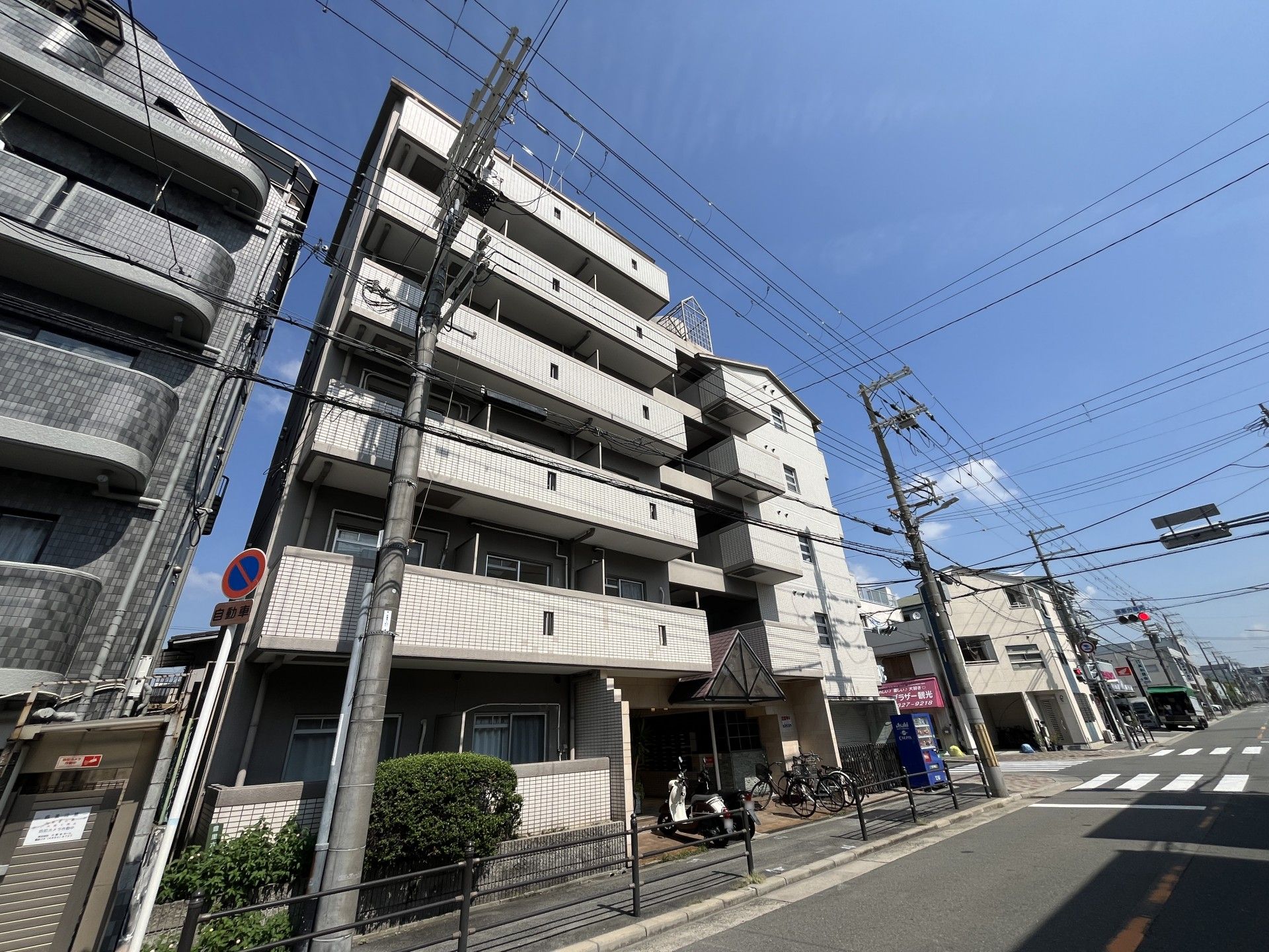 都市型の建物外観