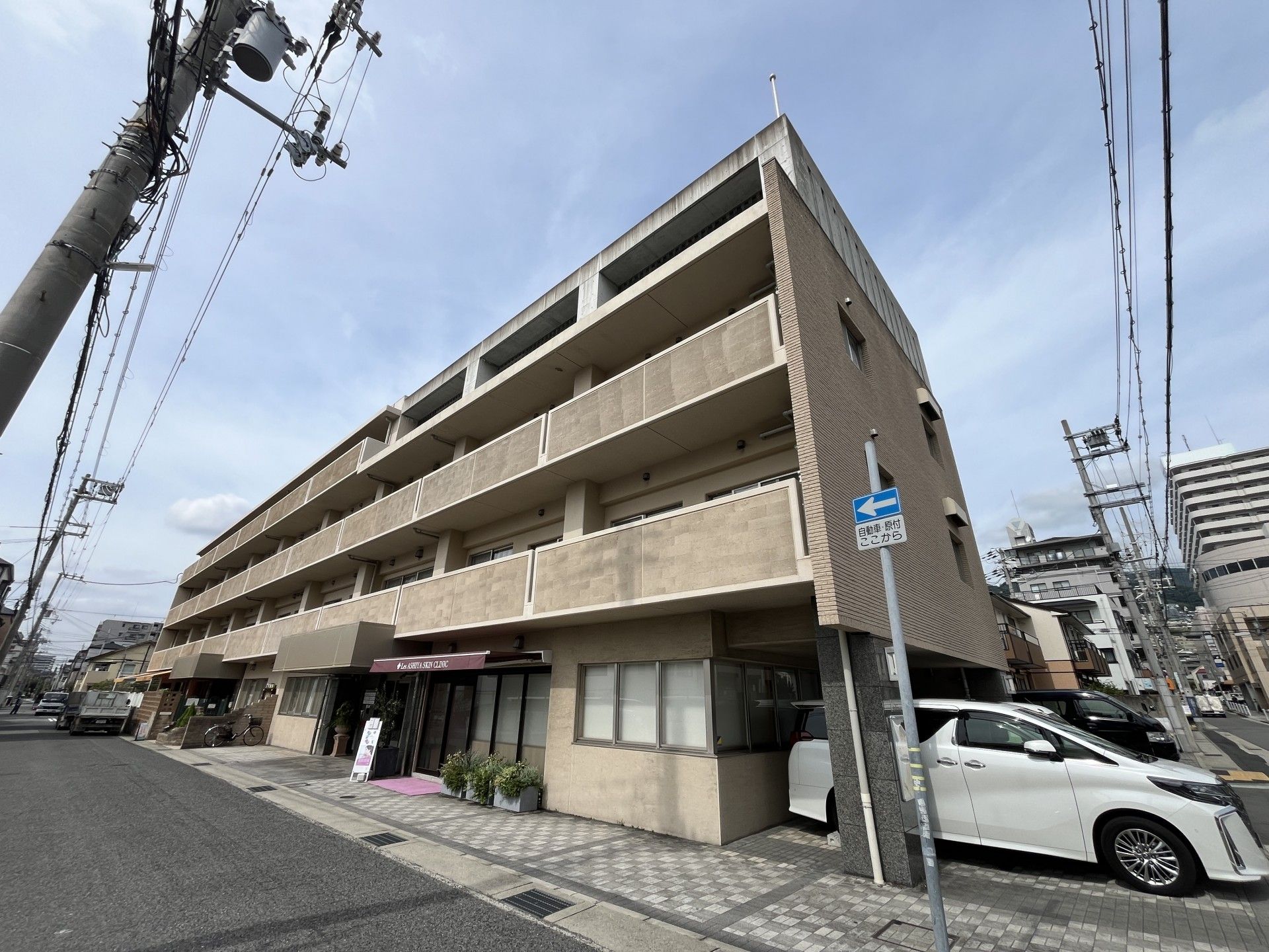 多階層の建物正面