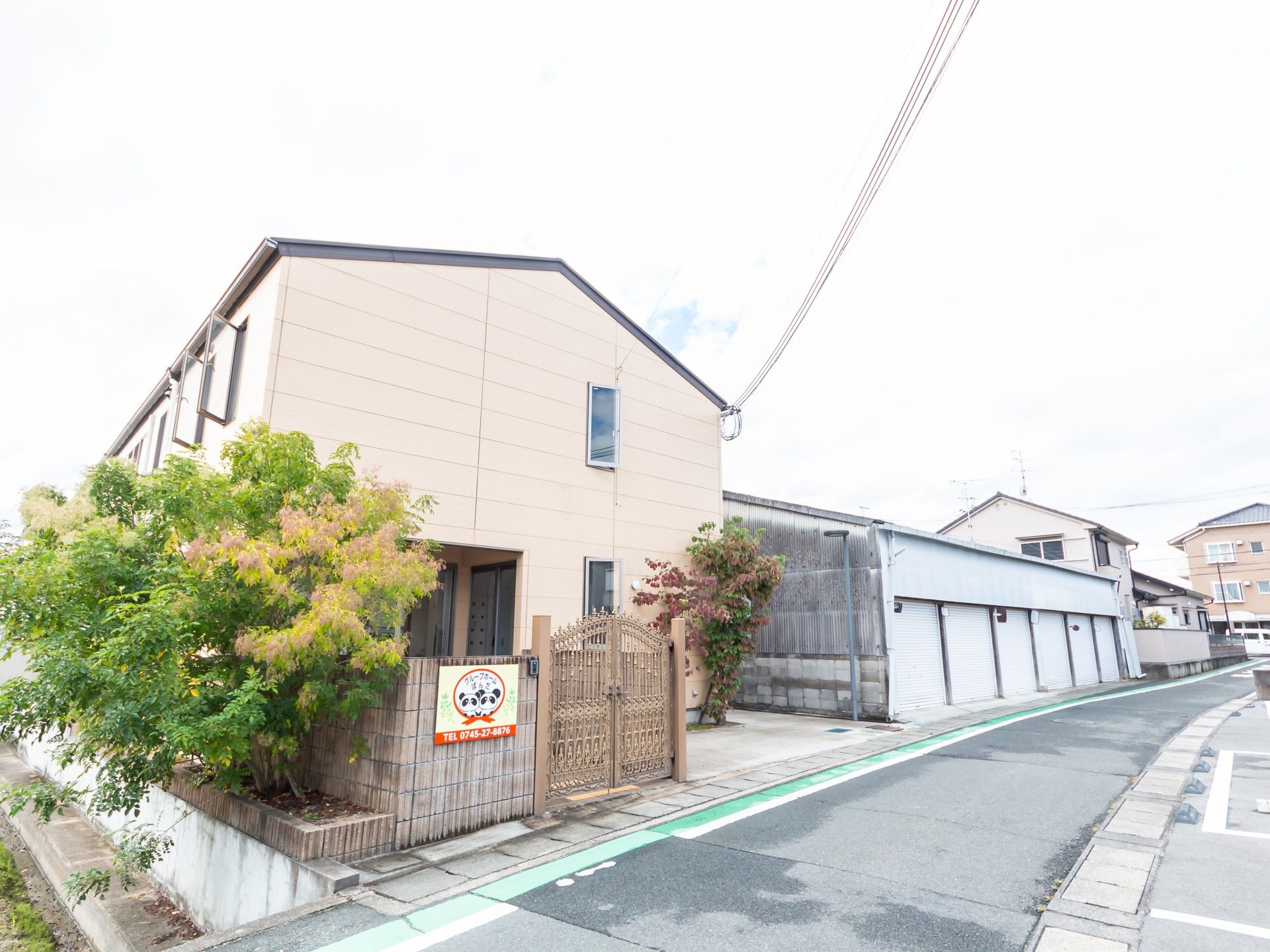 落ち着いた外観の建物