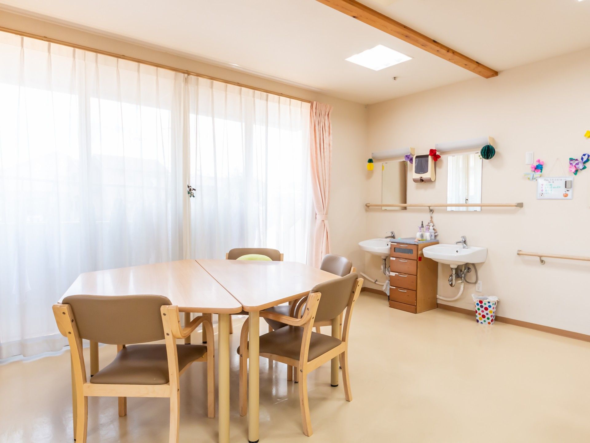 明るい居室の一角