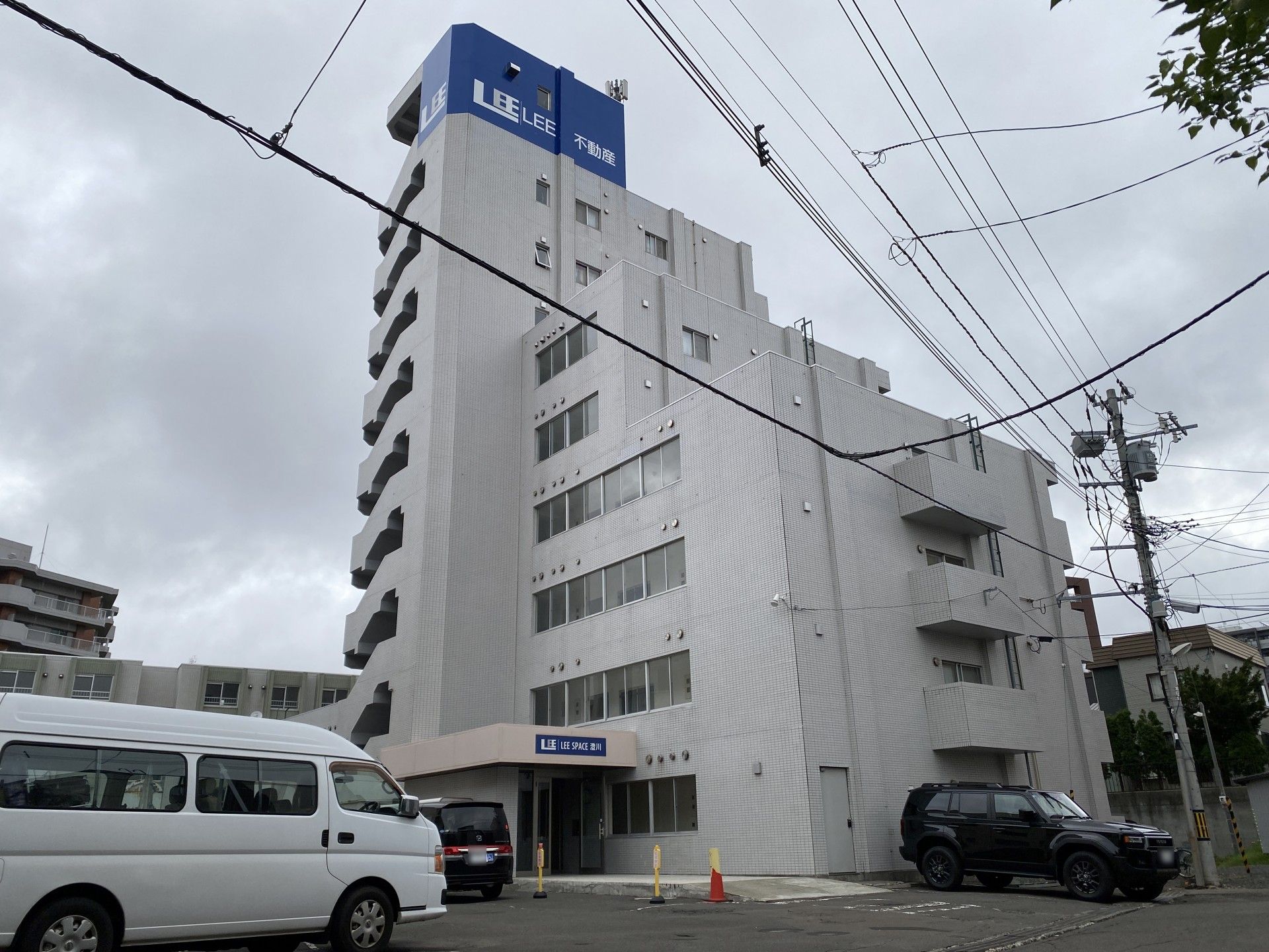多階層の建物外観