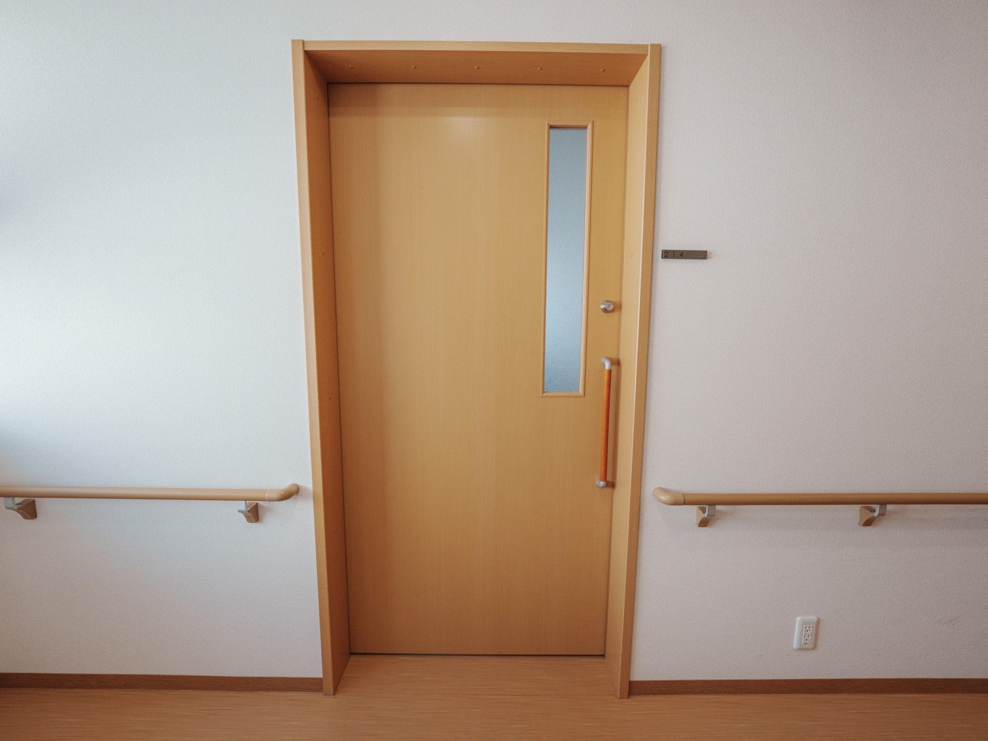 手すり付きの木製ドア
