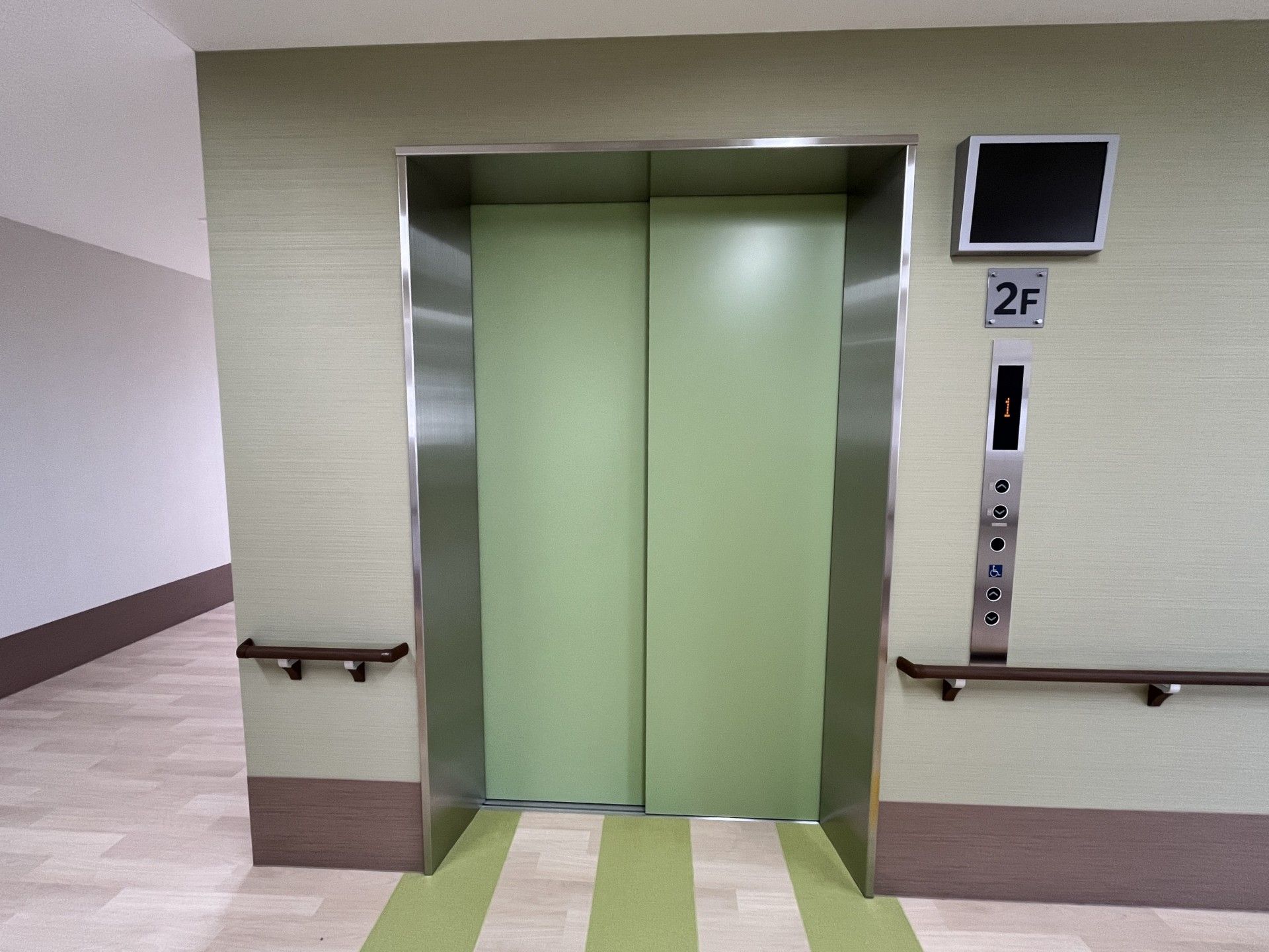 緑色のエレベーター前