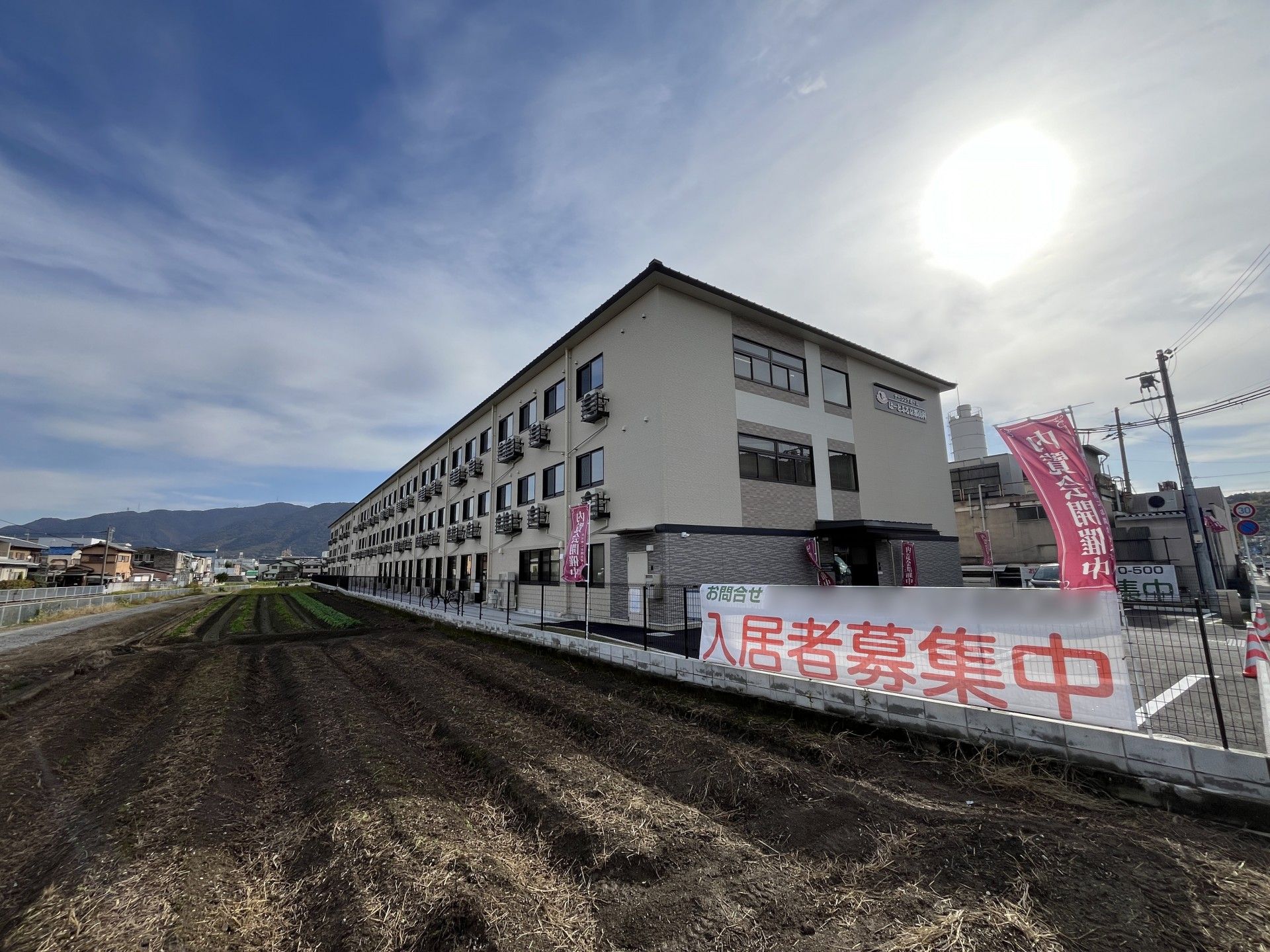 建物と畑の風景