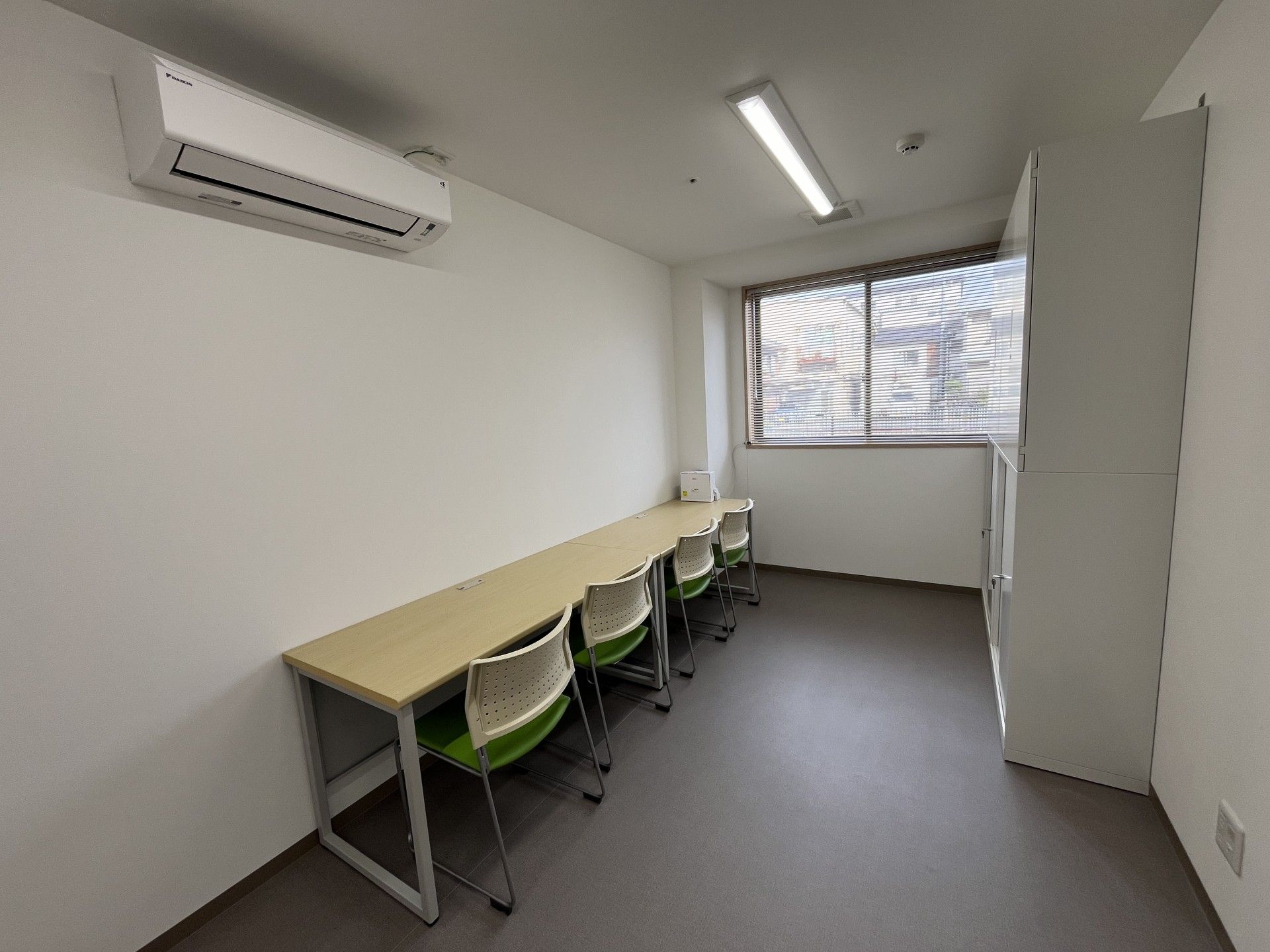 窓際の机と椅子の部屋