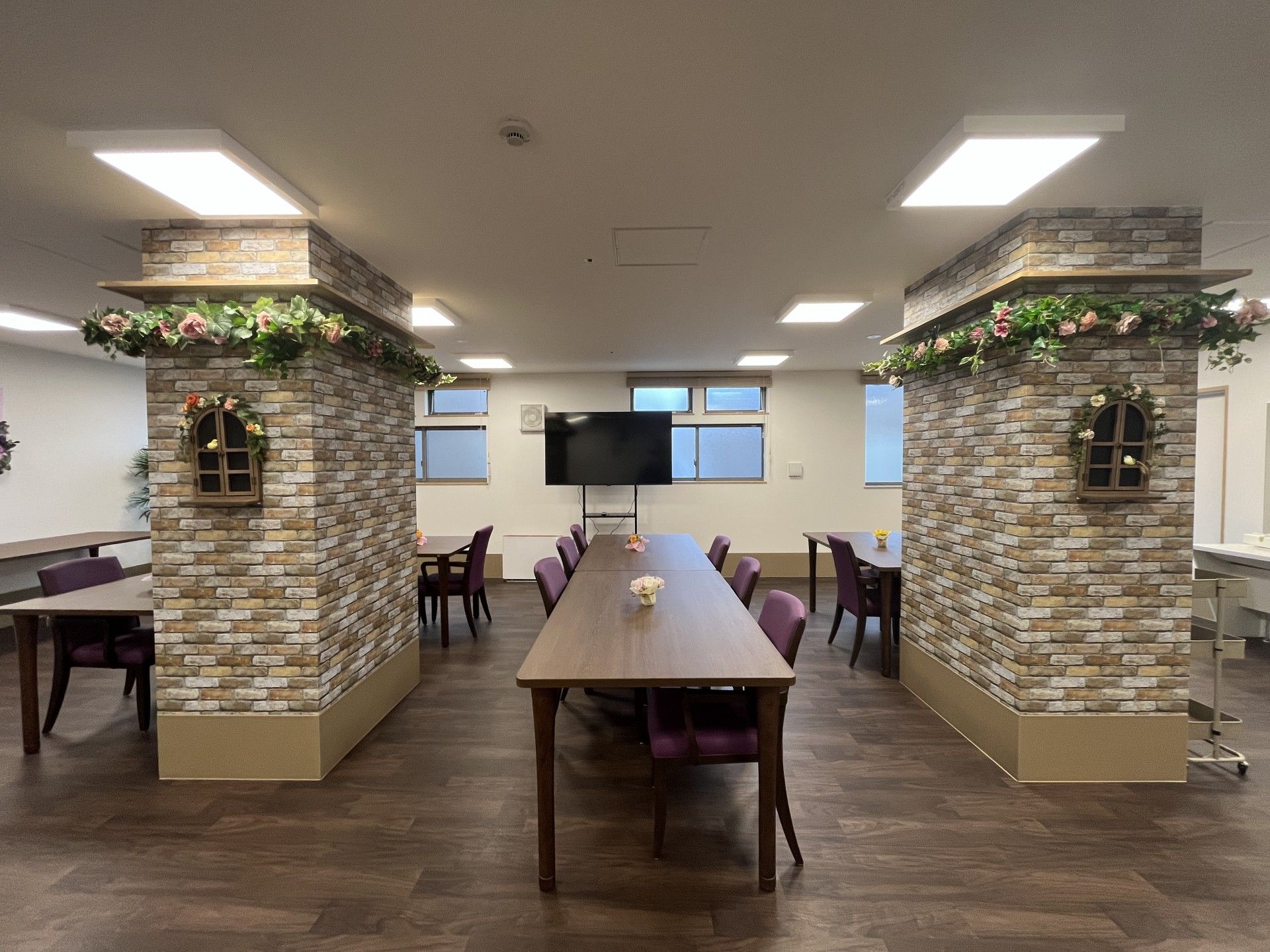 花で飾られた柱のある部屋