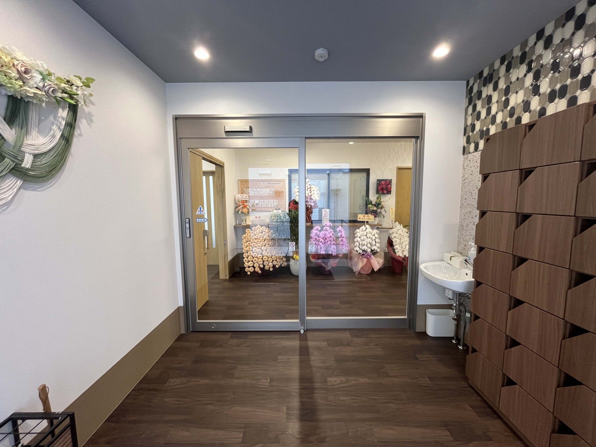 花が飾られたエントランス