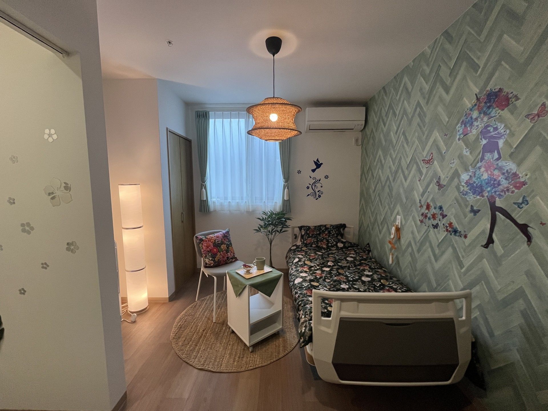 個室のベッドと装飾