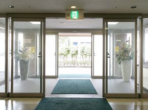 明るいエントランスホール