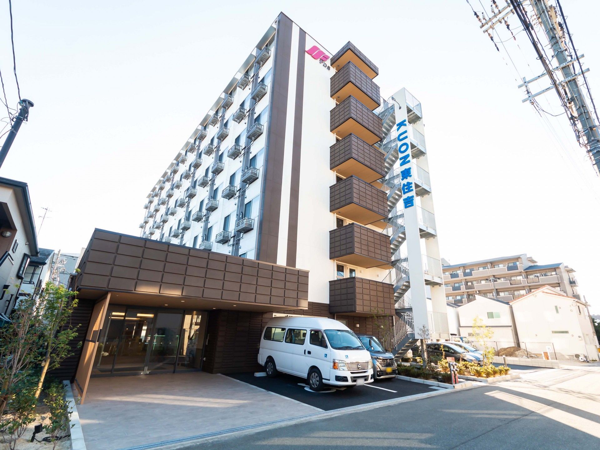 多階層の建物正面入口
