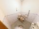 バリアフリー設計のトイレ空間