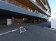広々とした駐車場の外観