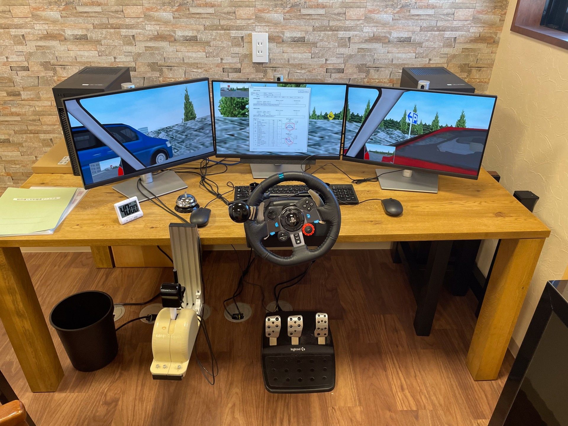 運転シミュレーターの机