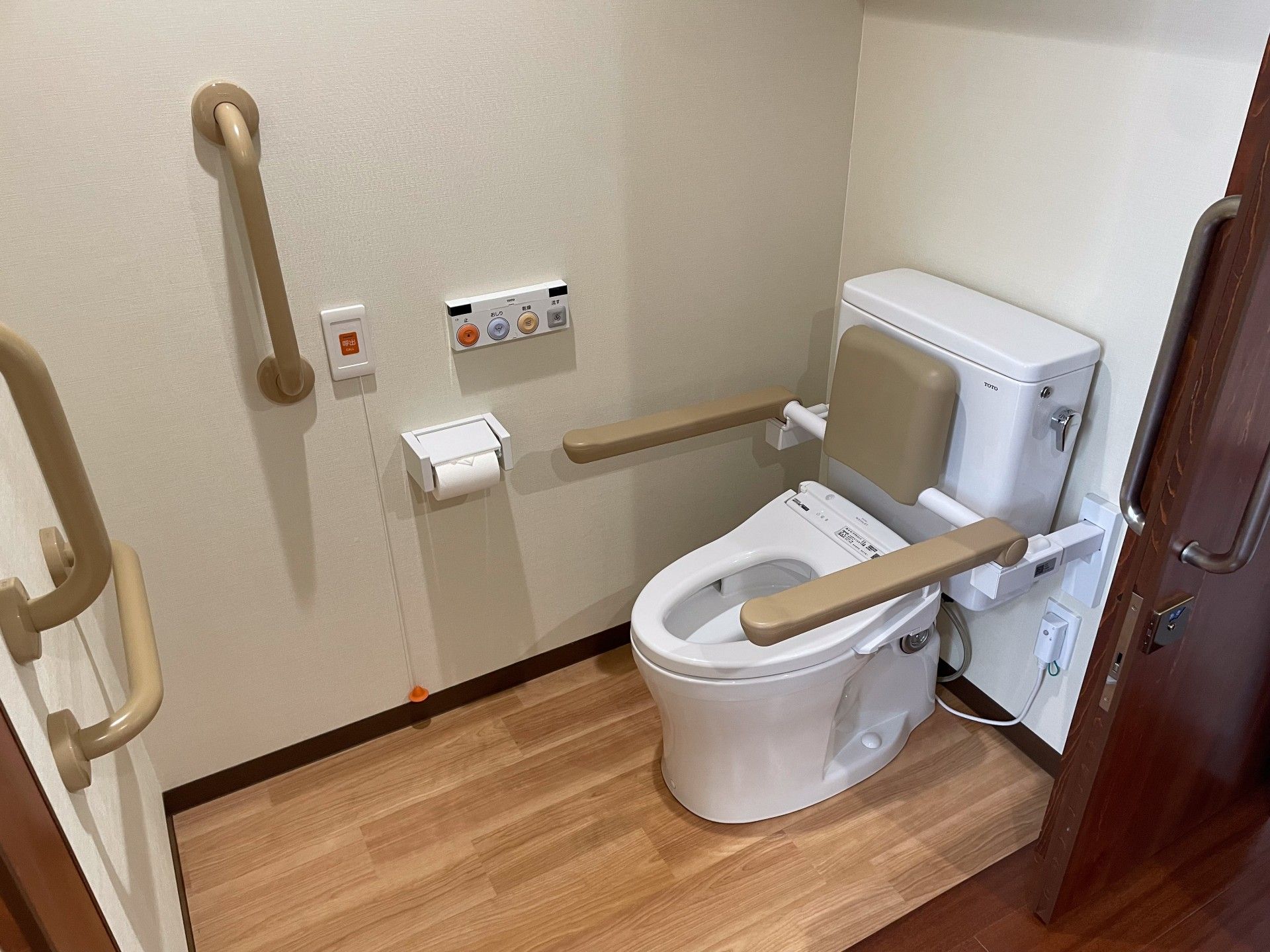 手すり付きの安全なトイレ