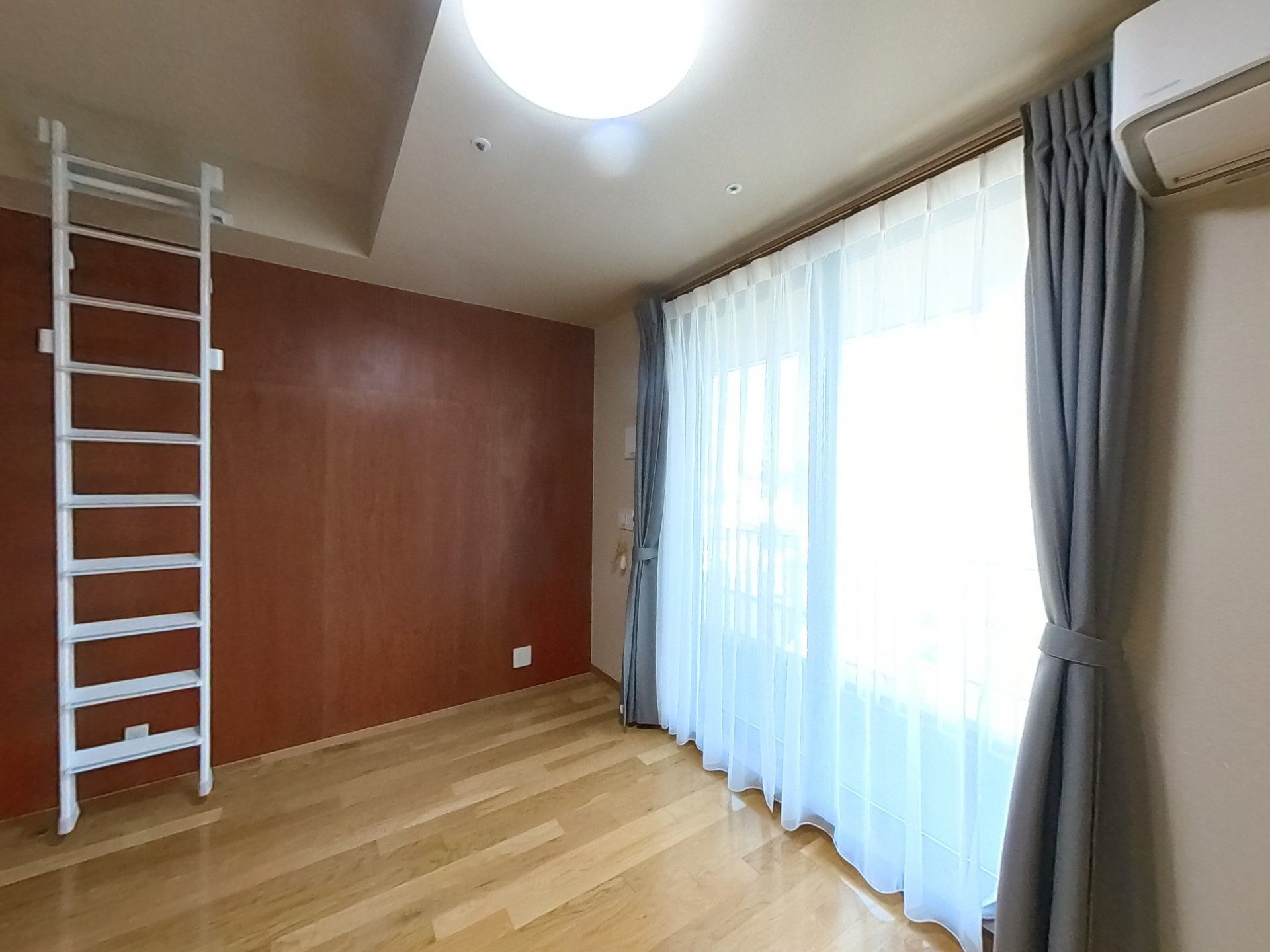 明るい窓辺の部屋
