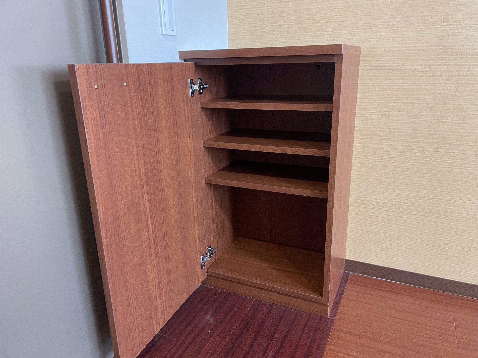 開いた木製の収納棚