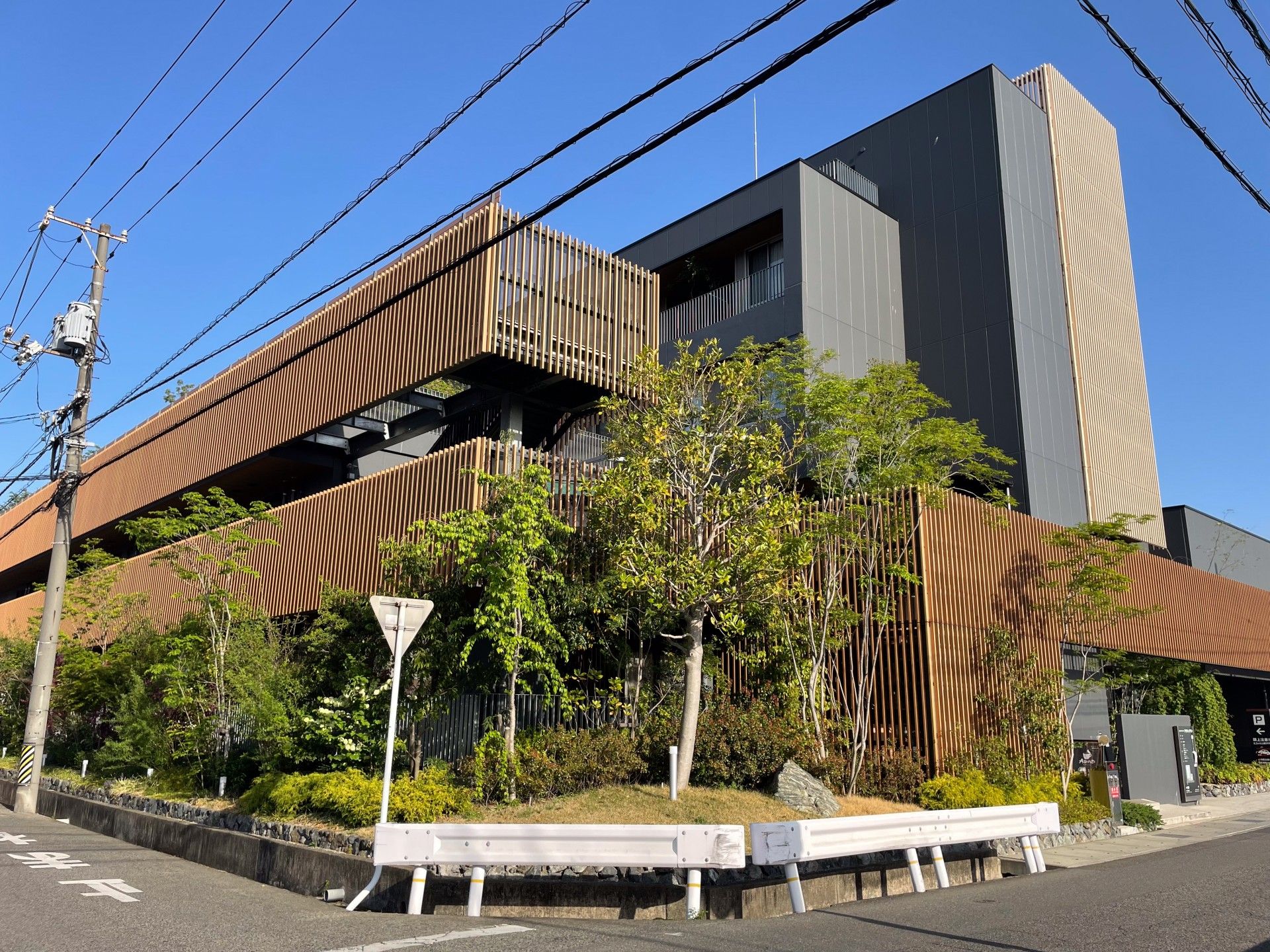 緑に囲まれた建物の外観