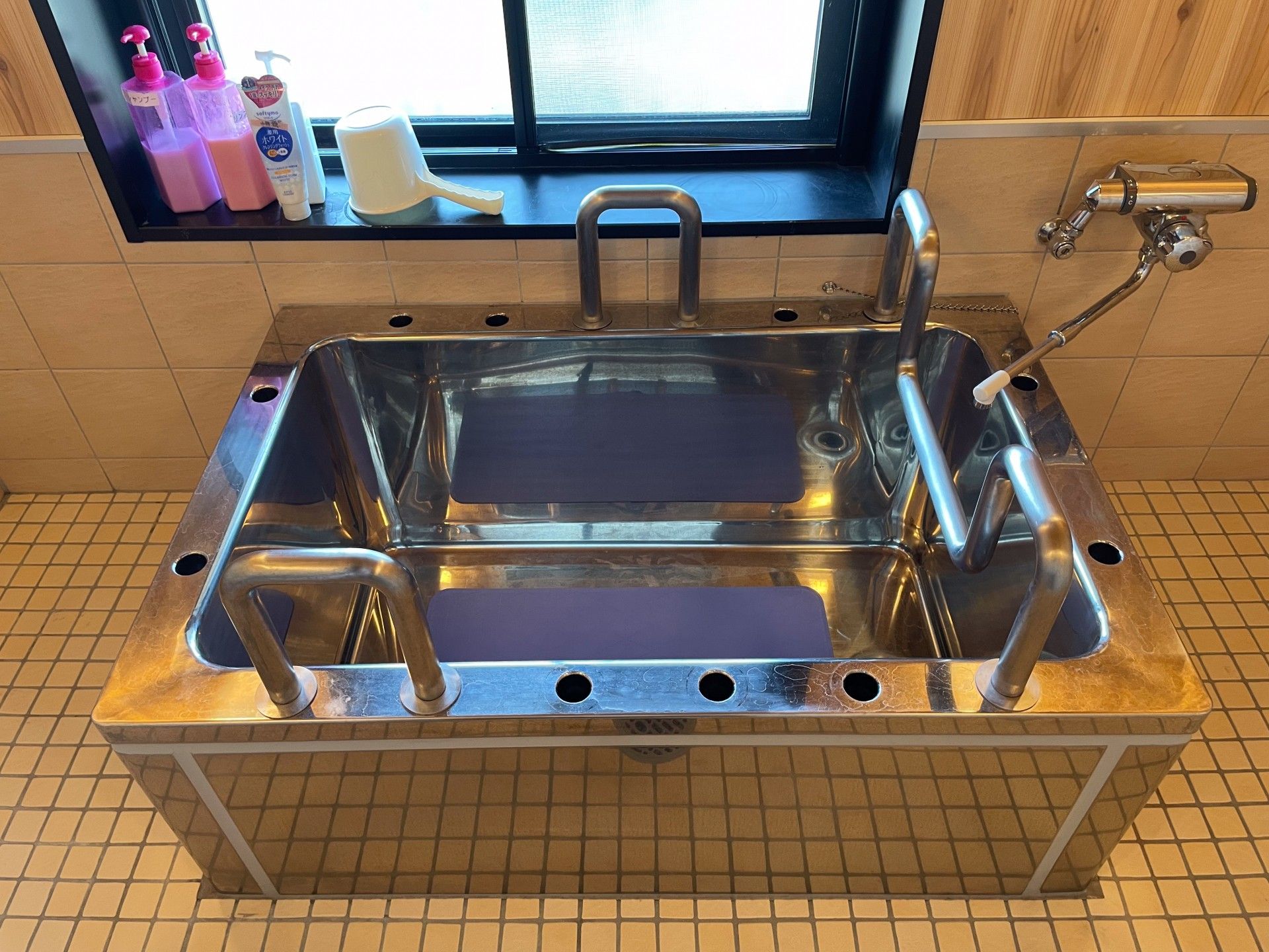 手すり付きの浴槽
