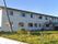 日差しが差し込む建物外観