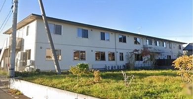日差しが差し込む建物外観