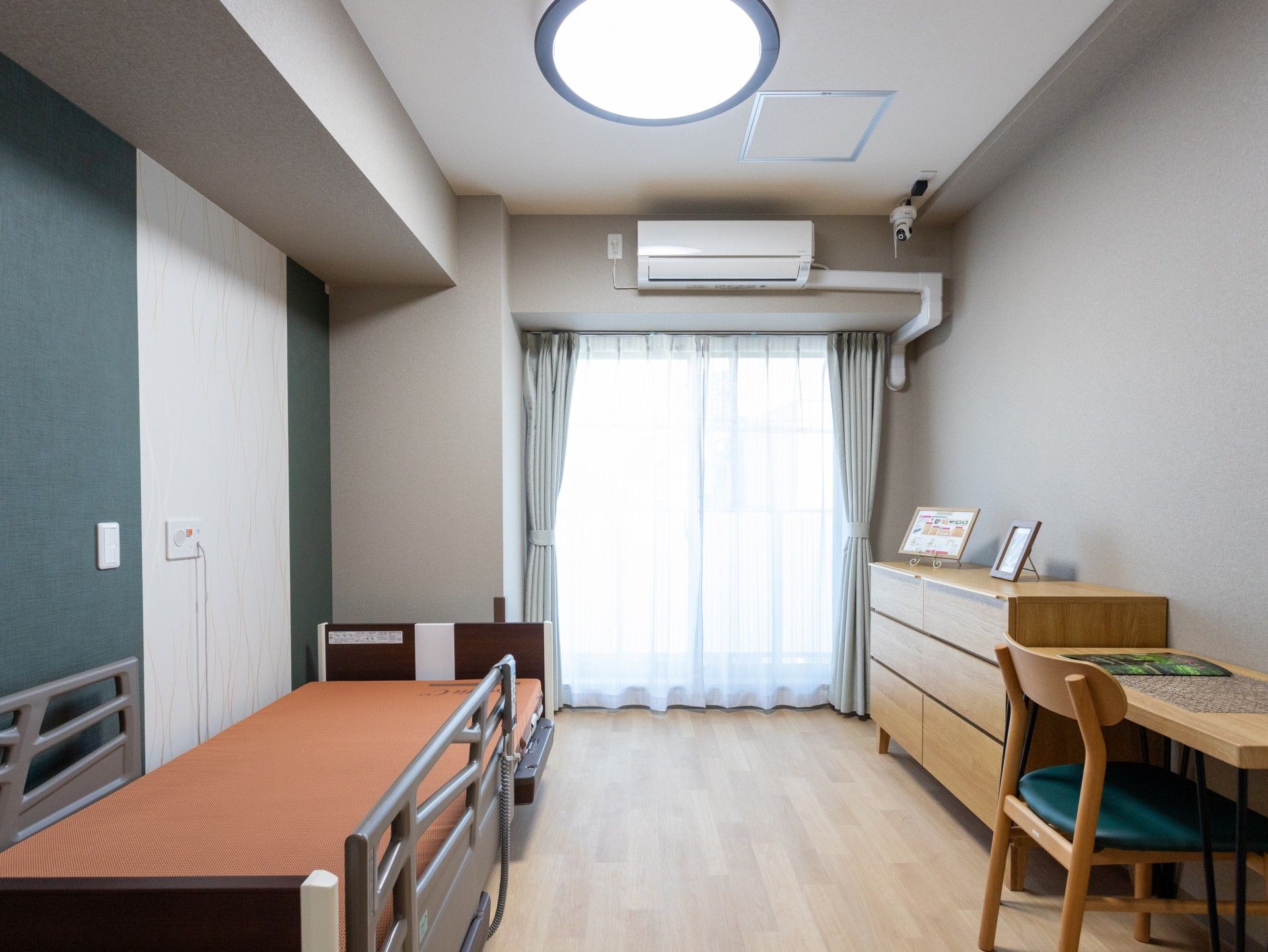 明るい個室の様子