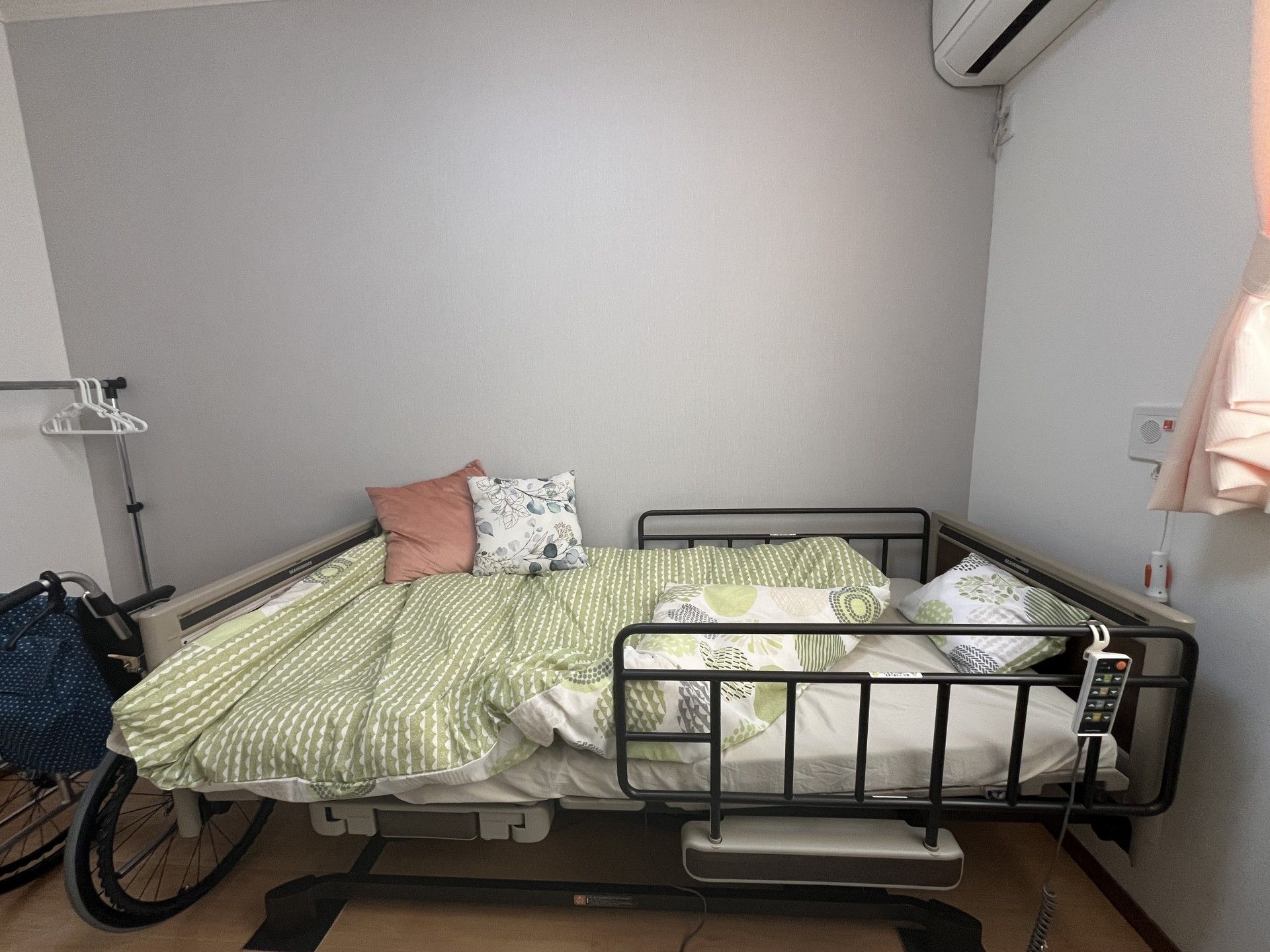 ベッドと車椅子の部屋
