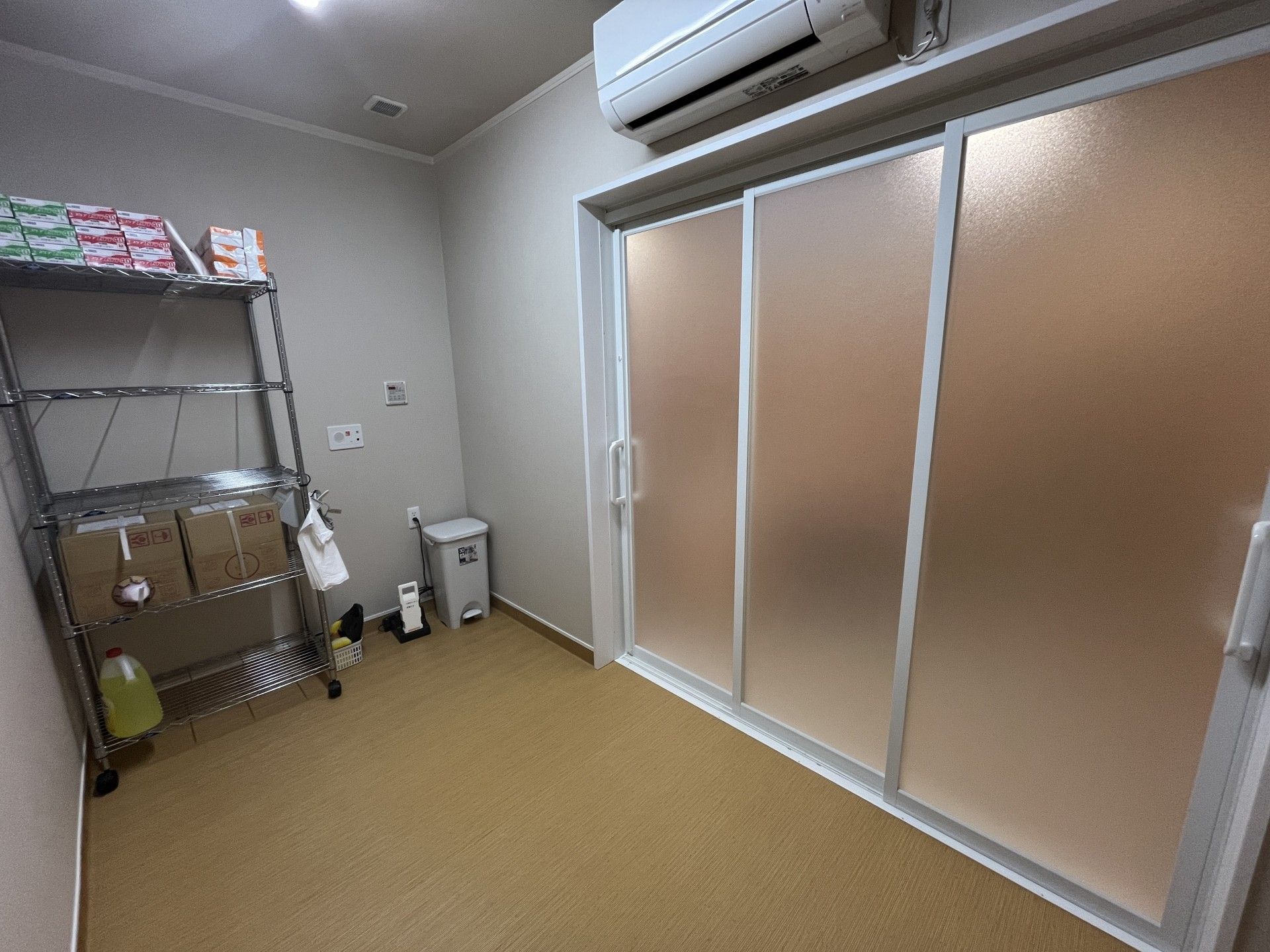 整理された収納棚の部屋