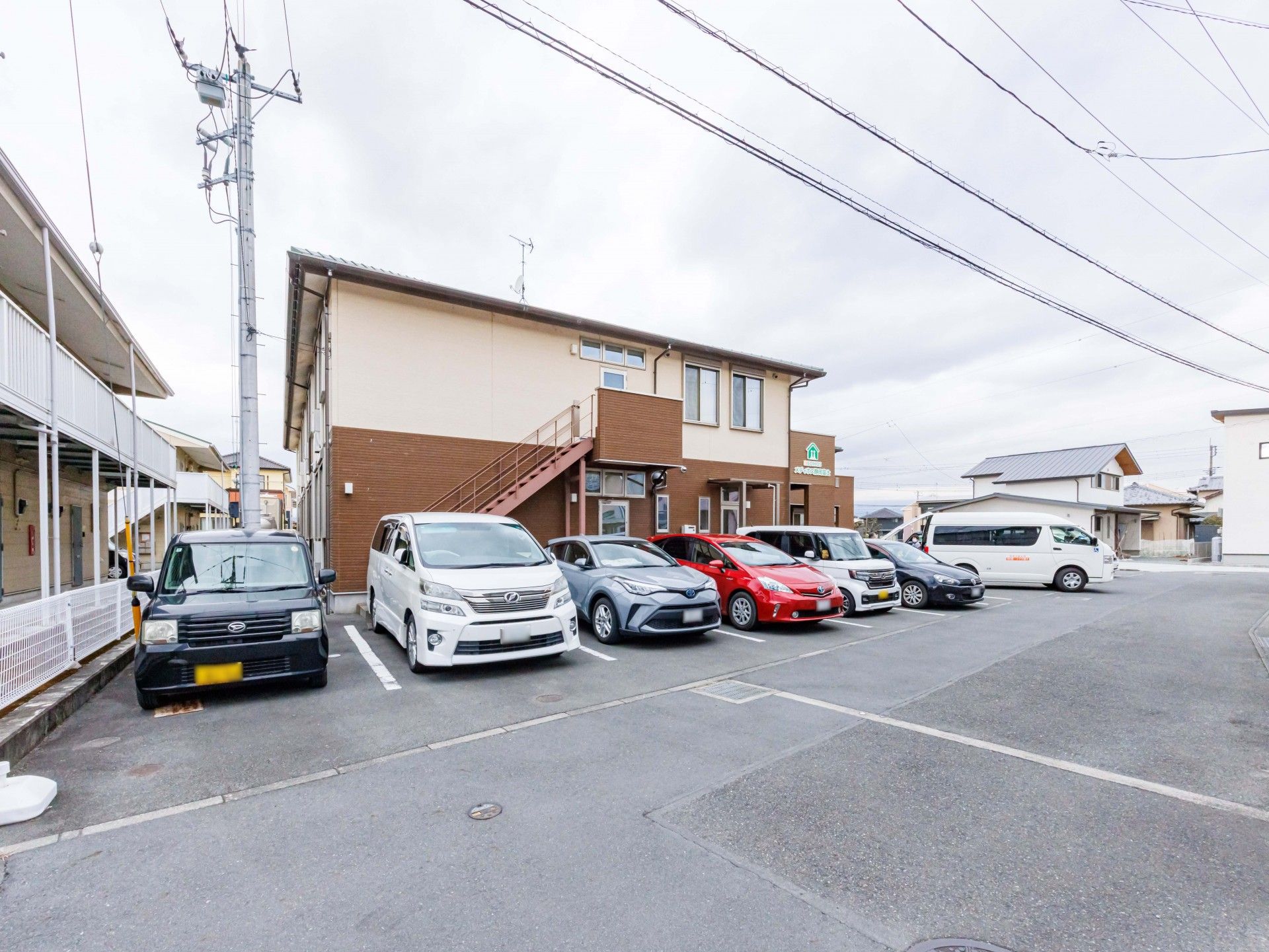 駐車場のある建物外観