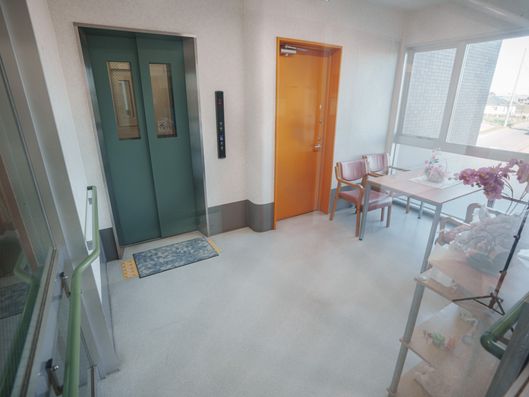 エレベーター前