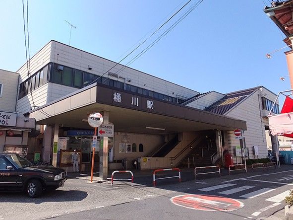 公共交通機関でも本施設にアクセスすることができる。1階にはタクシー乗り場とロータリーがある。この駅からお出かけや旅行に出かけることもできる。