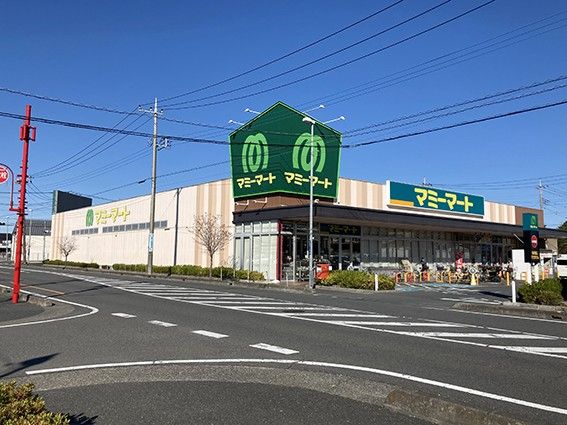 近所には駐車スペースがあるスーパーマーケットがある。入り口付近は段差がなく、車椅子をご利用の方も入店しやすい。