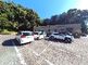 広々とした駐車場の風景