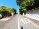 緑豊かな門前の坂道