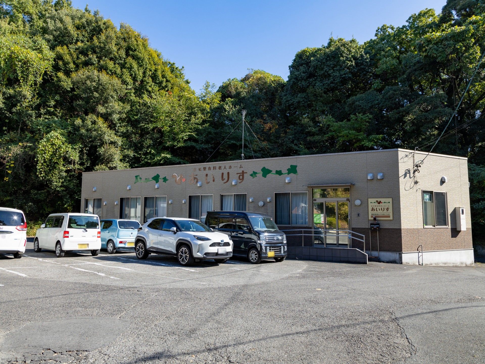 緑に囲まれた建物正面