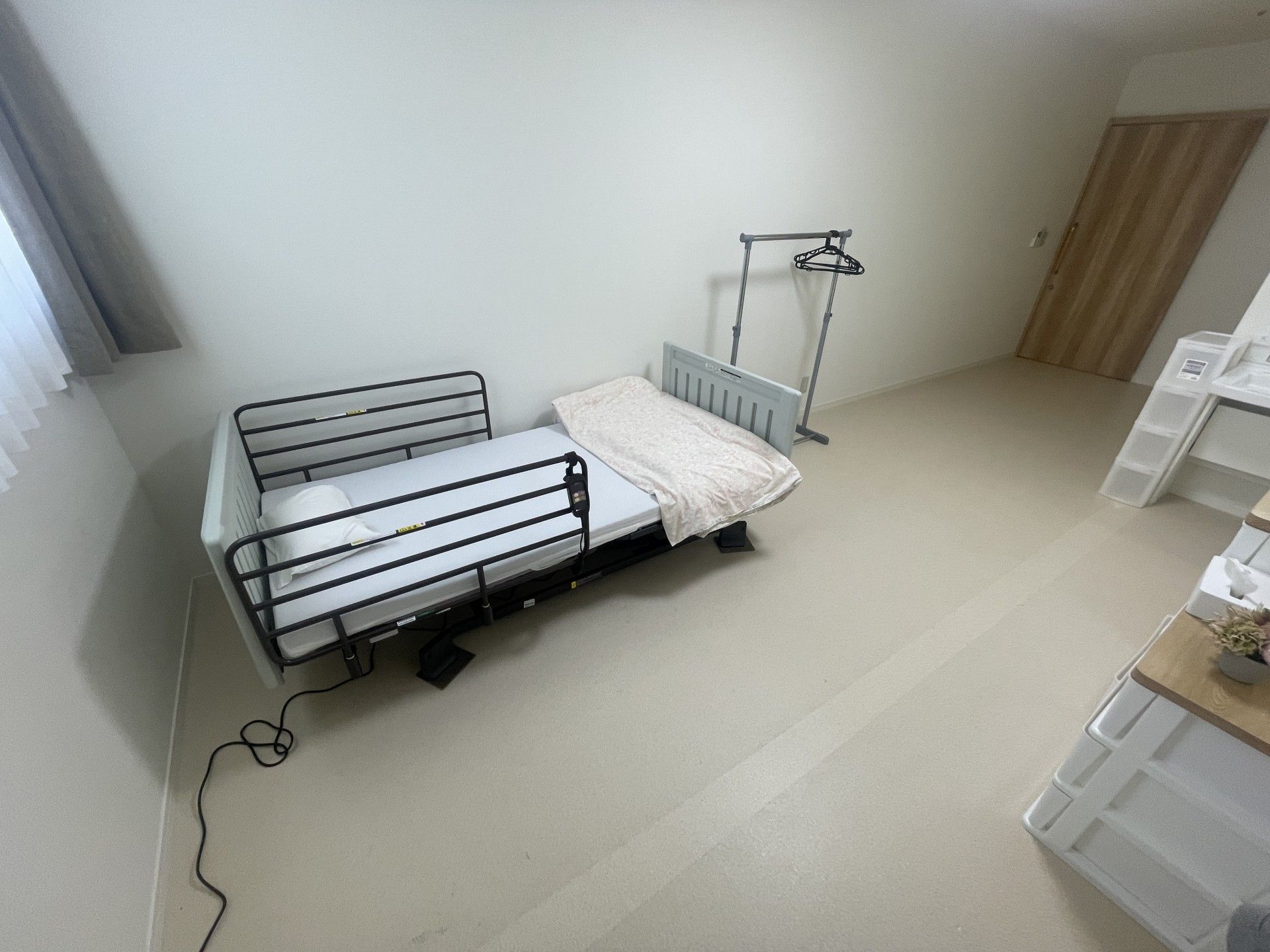 仲良く食事をしている高齢の男性と女性