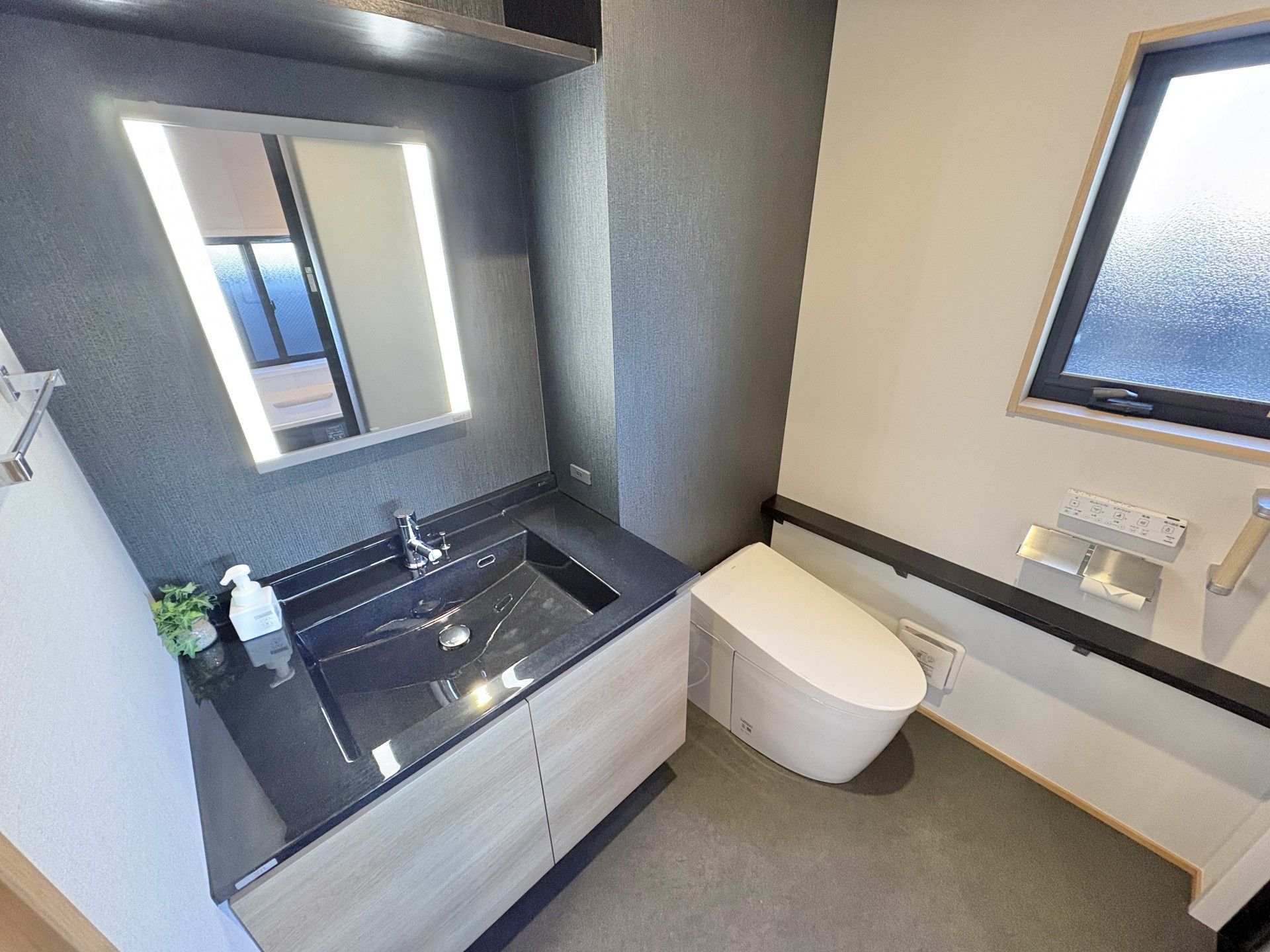 清潔な洗面所とトイレ