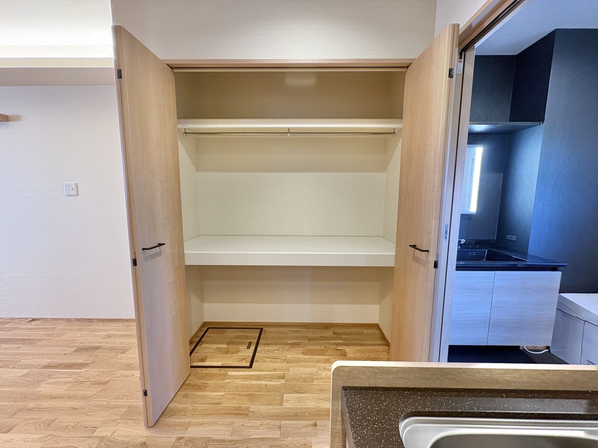 収納スペースと洗面所