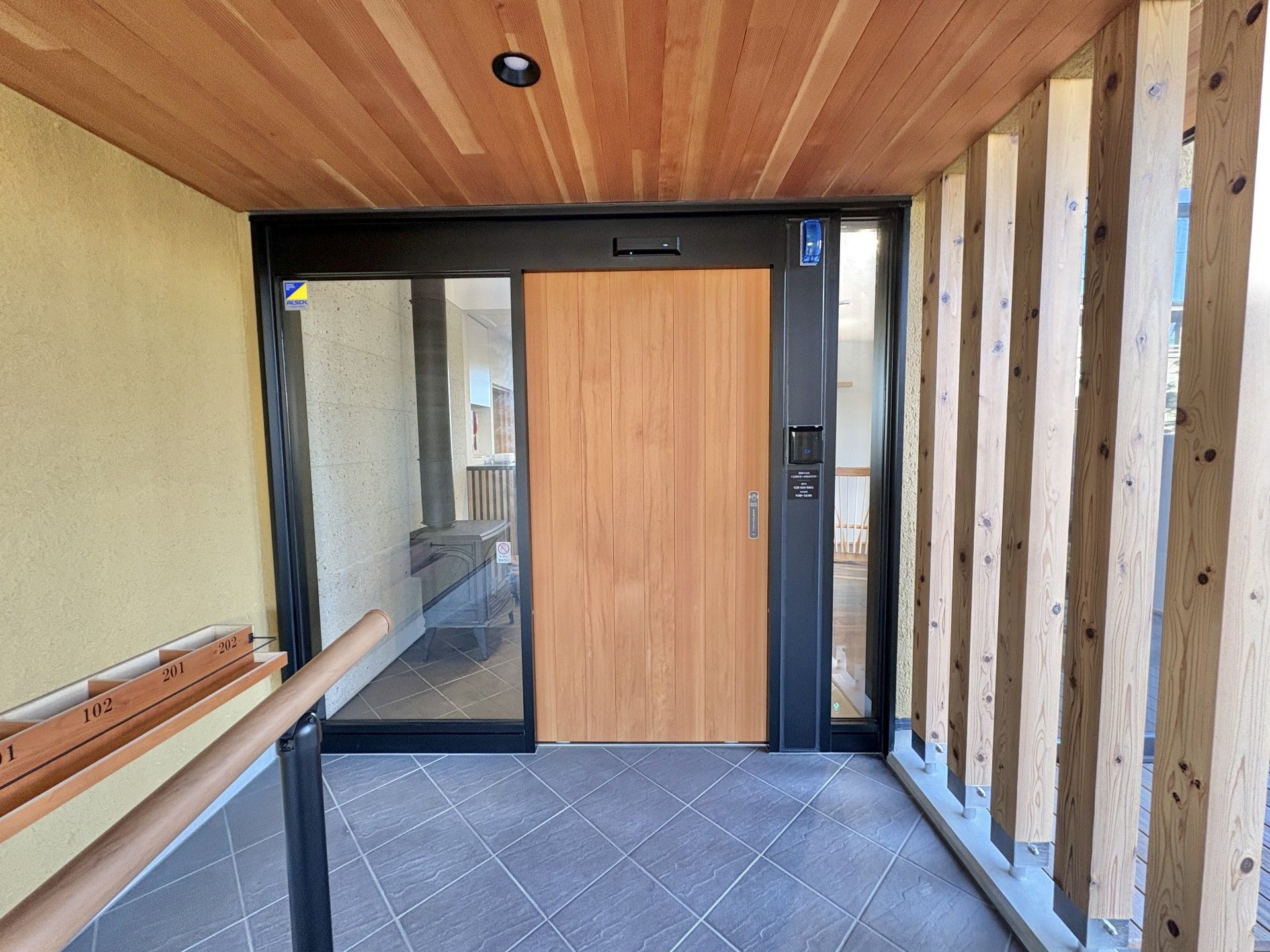 木製の扉と手すりの玄関