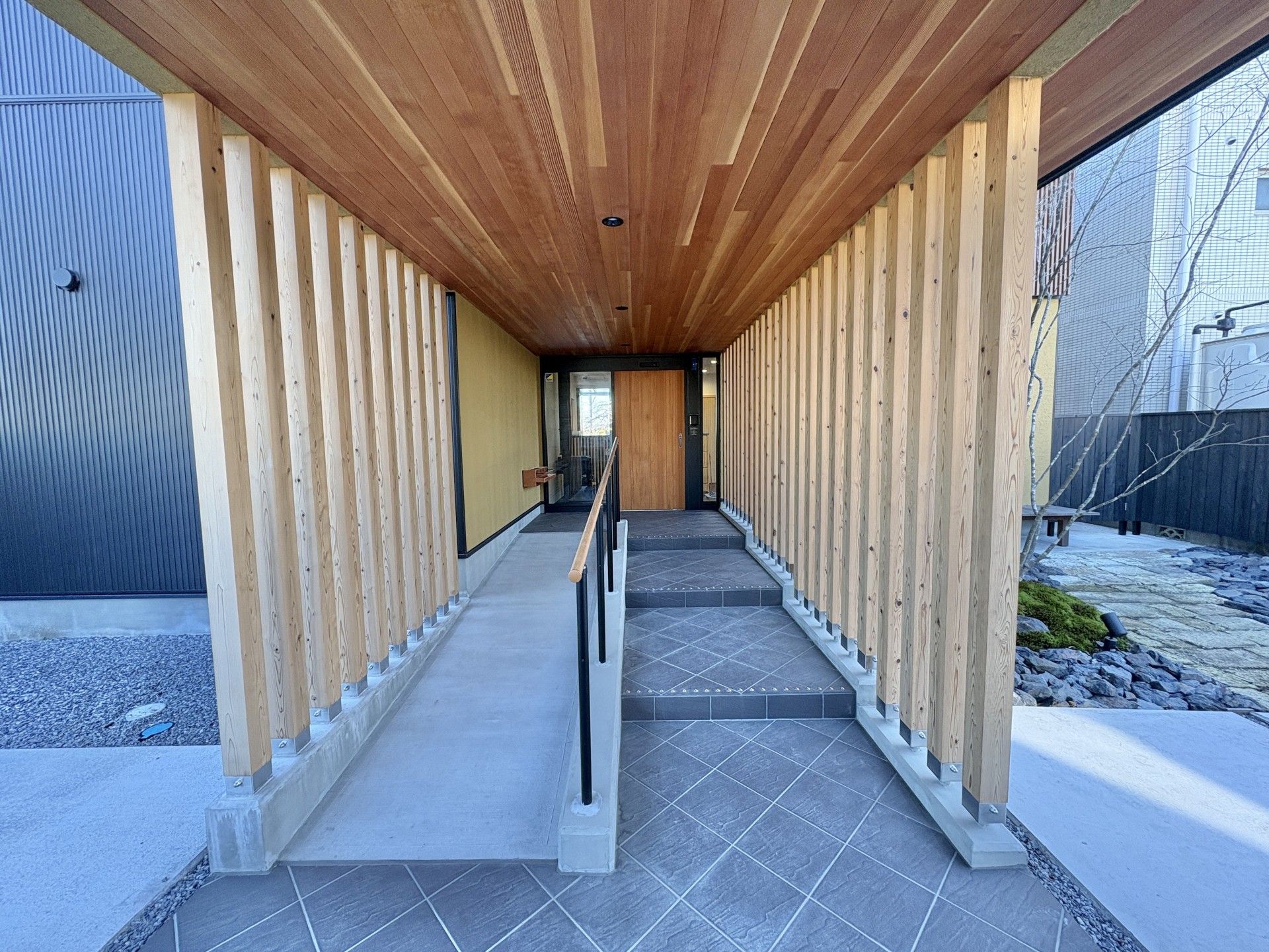 木製の通路と手すり