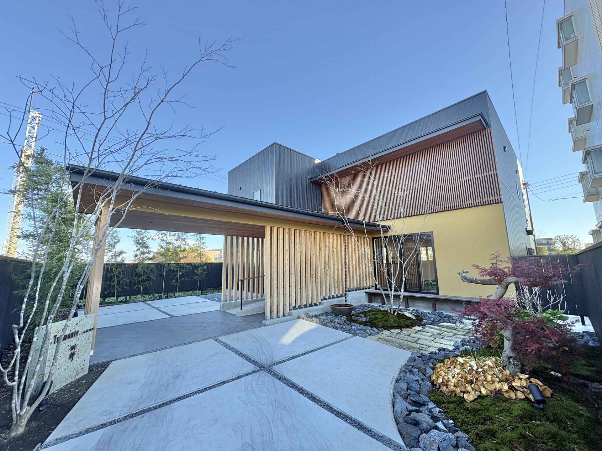 落ち着いた外観の建物