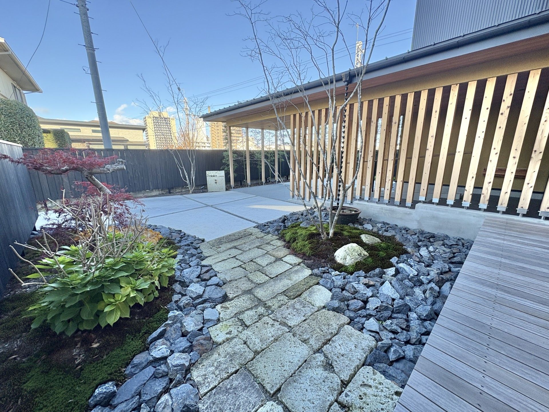 庭の小道と植栽