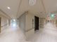 明るく広々とした廊下