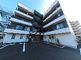 広々とした駐車場のある建物外観